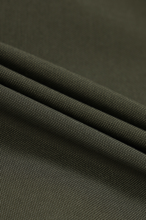 워크 툴 에이프런은 남녀 공용으로 제작되었으며, 카키와 올리브 두 가지 색상으로 만나볼 수 있습니다. 내구성이 뛰어나고 수납성이 뛰어난 워크웨어 에이프런으로, 나일론과 코듀라 소재를 사용하여 흡습, 속건, 내마모 기능까지 갖췄습니다. 가슴 포켓 4개, 하단 포켓 4개, 펜 포켓 등 넉넉한 수납공간을 제공하며, 벨크로, 몰리시스템, X자형 어깨끈으로 디자인에 포인트를 더했습니다.  길이 조절, 가랑이 트임, 패치 부착 가능 등 디테일한 기능성으로 워크샵룩, 캠핑룩, 가을 나들이룩, 워크웨어, 고프코어, 미니멀 스타일을 즐기는 분들께 적합합니다.
