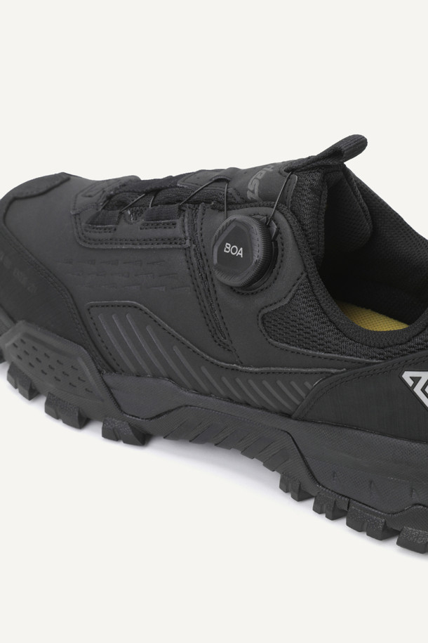 **VAULT ESSENTIAL (볼트 에센셜) 안전화**는 작업용 및 산업용으로 디자인된 남성용 안전화입니다. 블랙 컬러의 이 안전화는 사계절 모두 착용 가능하며, 스틸 토캡으로 앞코를 보호합니다. 신세틱, 메쉬, 러버 소재를 사용하여 제작되었으며, 4인치 굽 높이의 플랫 타입입니다. 14,000V 절연, 미끄럼 방지, BOA L6 시스템, 3겹 방탄지 내답판, 쿠셔닝 PU 인솔, 힐 웨빙 손잡이, 재귀반사 테이프, KCs 인증을 받았으며, 메쉬 안감에 로고 패턴과 BOA 다이얼 신발 여밈을 적용했습니다. 출근룩, 워크샵룩, 워크웨어, 미니멀, 캐주얼 스타일에 잘 어울리는 안전화입니다.
