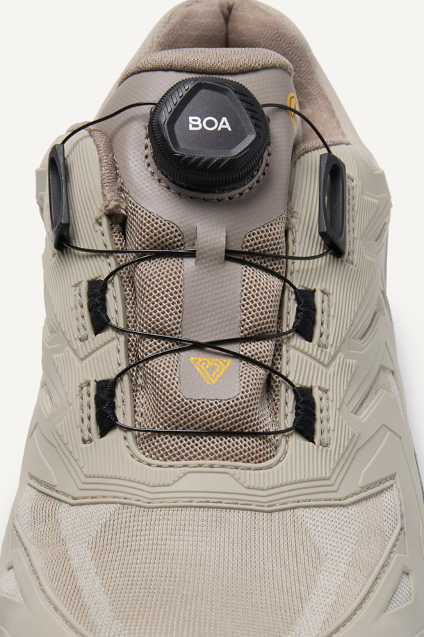 남성 작업용 산업용 안전화, VAPOR SHIELD 441(베이퍼 쉴드 441)입니다. 미니멀하고 워크웨어 스타일의 베이지 컬러로, 출근룩에도 잘 어울립니다. 아라미드 토캡, 메쉬, PU, E-TPU, 러버 소재를 사용하여 내구성과 통기성을 높였으며, EVA 안감으로 편안함을 더했습니다. BOA 시스템으로 편리하게 신고 벗을 수 있으며, 정전기 방지, 미끄럼 방지 기능과 KCs 인증을 획득하여 안전성을 확보했습니다. 충격 흡수, 통기성, 정전기 방지, 미끄럼 방지 등 다양한 기능을 갖춘 사계절용 안전화입니다.
