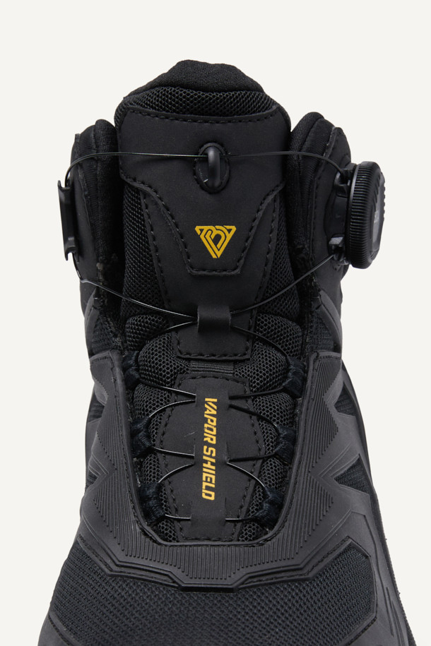 VAPOR SHIELD 541 (베이퍼 쉴드 541)은 남성용 워크부츠입니다. 블랙 컬러의 무지 디자인으로, 출근룩과 캠핑룩, 워크웨어, 미니멀, 캐주얼 스타일에 적합합니다. 아라미드 토캡, 메쉬, PU, E-TPU, 러버 소재를 사용하여 제작되었으며, BOA Fit System (보아 핏 시스템)을 적용하여 편리한 착용감을 제공합니다. E-TPU 미드솔, 논슬립 러버 아웃솔, 2.4mm 내답판, 탄성 EVA 허니콤 인솔을 통해 통기성, 내구성, 쿠션성, 반발 탄성, 미끄럼 방지 기능을 갖추었습니다. 사계절 모두 착용 가능하며, 작업 및 워킹에 적합한 기능을 제공합니다.
