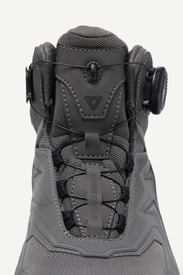 VAPOR SHIELD 541 (베이퍼 쉴드 541) 안전화는 남성 작업자를 위해 디자인된 미드컷 스타일의 안전화입니다. 그레이 컬러의 무지 디자인으로, 작업복과 함께 미니멀하거나 워크웨어 스타일의 출근룩을 연출하기 좋습니다. 메쉬, PU, E-TPU, 러버 소재를 사용하여 통기성과 내구성을 높였으며, 아라미드 토캡과 KCs 인증을 받아 안전성을 확보했습니다. BOA Fit System (보아 핏 시스템)을 적용하여 편안한 착용감을 제공하며, EVA 안감과 쿠션성, 반발탄성, 미끄럼방지 기능으로 작업 시 충격 흡수와 경량성을 경험할 수 있습니다.
