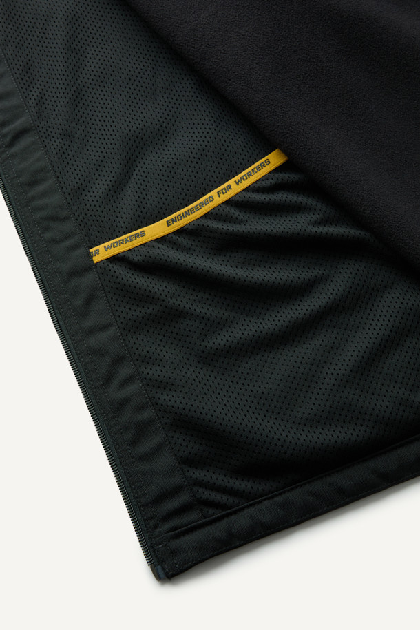 워크 시그니쳐 플리스 재킷 V3는 워크웨어와 일상 착용에 적합한 공용 플리스 재킷입니다. 부드러운 촉감의 플리스 소재와 두꺼운 두께감으로 가을, 겨울철 보온성을 제공하며, 스탠다드핏으로 편안한 착용감을 선사합니다. 블랙 컬러의 무지 디자인에 집업 및 스냅 여밈 방식을 적용하여 실용성을 높였습니다. 코듀라 500D 원단 덧댐, 허니콤 조직 본딩, YKK 스냅/지퍼, 총 6개의 포켓, 겨드랑이 액션분량, 목/소매 접밴드 등의 디테일로 내구성과 방수 기능을 더했습니다. 캐주얼, 스포티, 워크웨어 스타일을 아우르며 겨울 데일리룩, 산책룩, 워크샵룩에 활용하기 좋습니다.
