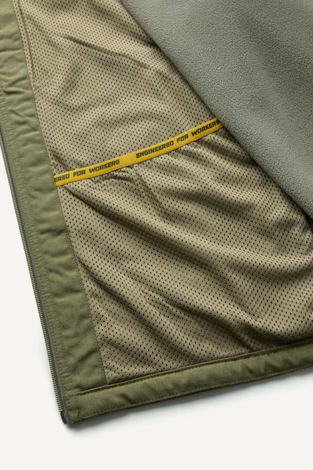 워크 시그니쳐 플리스 재킷 V3는 일상, 워크웨어, 아웃도어 활동에 적합한 플리스 재킷입니다. 카키와 올리브 두 가지 색상으로 출시되었으며, 가을과 겨울에 따뜻하게 착용할 수 있습니다. 부드러운 촉감의 허니콤 조직 본딩 플리스 소재를 사용하고, 내구성을 높이기 위해 코듀라 500D 원단을 덧대었습니다. 스탠다드핏으로 제작되었으며, YKK 스냅/지퍼와 총 6개의 포켓으로 실용성을 더했습니다. 가을 나들이룩, 캠핑룩, 겨울 데일리룩 등 다양한 스타일에 캐주얼, 스포티 무드로 연출하기 좋습니다.
