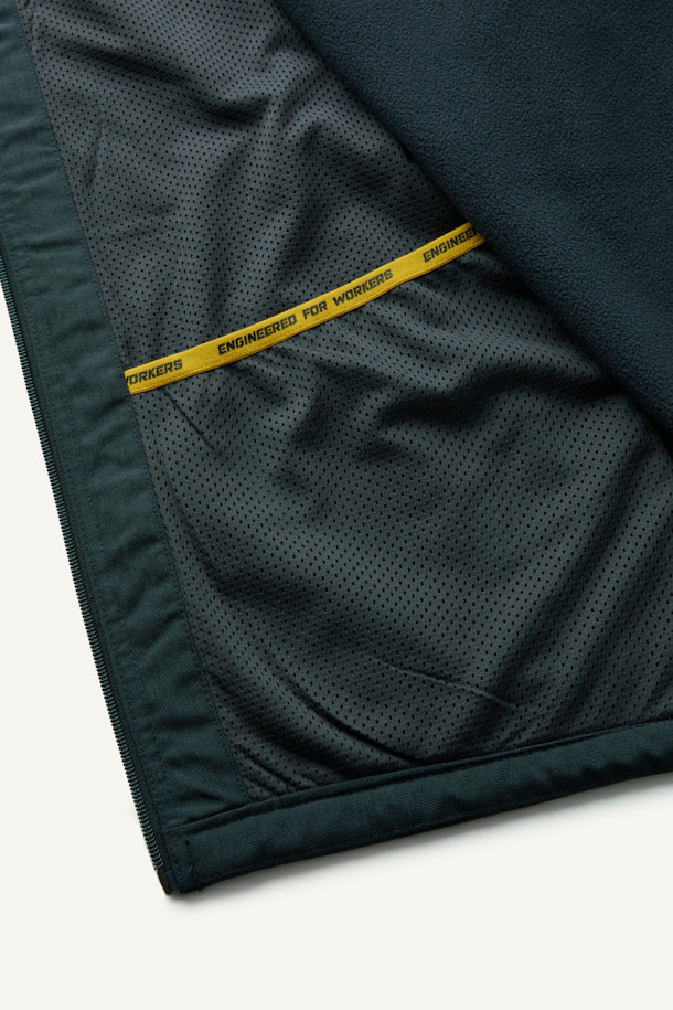 워크 시그니쳐 플리스 재킷 V3는 가을, 겨울 시즌에 따뜻하게 착용할 수 있는 플리스 재킷입니다. 일상, 워크웨어, 아웃도어 활동에 적합하며, 캐주얼, 스포티한 스타일을 연출할 수 있습니다. 부드러운 촉감의 플리스 소재와 내구성이 뛰어난 코듀라 500D 원단 덧댐으로 제작되었습니다. 허니콤 조직 본딩 플리스, YKK 스냅/지퍼, 총 6개의 포켓, 겨드랑이 액션 분량, 목/소매 접밴드 처리 등 다양한 기능성 디테일이 돋보입니다. 스탠다드핏의 블랙 컬러 무지 디자인으로, 겨울 데일리룩, 워크샵룩, 캠핑룩 등 다양한 TPO에 활용하기 좋습니다.
