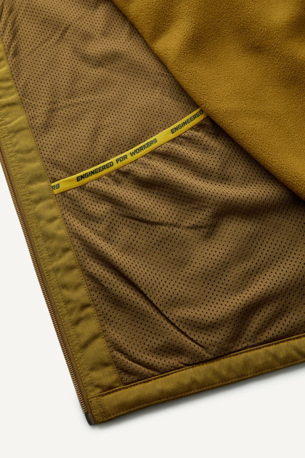 워크 시그니쳐 플리스 재킷 V3는 일상과 워크웨어 스타일을 아우르는 공용 플리스 재킷입니다. 부드러운 촉감의 허니콤 조직 본딩 플리스와 코듀라 500D 원단 덧댐으로 보온, 내구성, 방풍 기능을 갖춰 가을, 겨울철에 착용하기 좋습니다. 스탠다드핏에 지퍼와 스냅 여밈 방식을 적용했으며, 총 6개의 포켓과 겨드랑이 액션 분량, 목/소매 접밴드 처리로 활동성을 높였습니다. 브라운 컬러의 무지 디자인으로 캐주얼, 워크웨어, 스포티한 스타일을 연출할 수 있으며, 겨울 데일리룩, 산책룩, 캠핑룩에 적합합니다.
