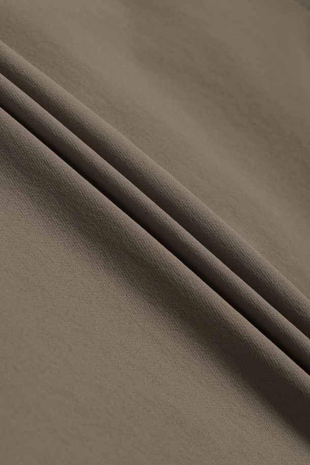 안티케미컬 재킷은 작업용, 일상에서 활용 가능한 워크웨어 스타일의 남성 자켓입니다. 카키 색상에 무지 디자인으로, 스탠다드핏의 레귤러 기장으로 제작되었습니다. 지퍼, 스냅, 벨크로 여밈 방식을 갖췄으며, 뛰어난 발수, 방수, 내화학 기능과 재귀반사 기능을 제공합니다. 11개의 포켓 시스템, 펜꽂이 포켓, 액션 분량, 화학물질 보호 기능, YKK 스냅/지퍼 디테일이 특징이며, 출근룩, 워크샵룩, 가을 나들이룩에 적합합니다. 부드러운 촉감의 나일론 소재로 제작되어 미니멀하고 캐주얼한 스타일을 연출합니다.
