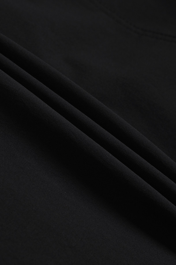 안티케미컬 재킷은 작업, 일상에서 활용 가능한 남녀 공용 자켓입니다. 스포티와 밀리터리 무드를 동시에 느낄 수 있으며, 블랙 컬러의 무지 디자인으로 제작되었습니다. 나일론 소재를 사용하여 부드러운 촉감을 제공하며, 스탠다드핏과 긴 소매 기장으로 편안한 착용감을 선사합니다. 방수, 발수, 화학물질 보호 기능을 갖춰 작업 환경에서 안전하게 사용할 수 있으며, 총 11개의 다수 포켓, 펜꽂이 포켓, 재귀반사 프린트, 액션분량, YKK 스냅/지퍼 디테일로 실용성을 높였습니다. 출근룩, 워크웨어, 스포티, 미니멀 스타일을 즐겨 입는 분들께 추천합니다.
