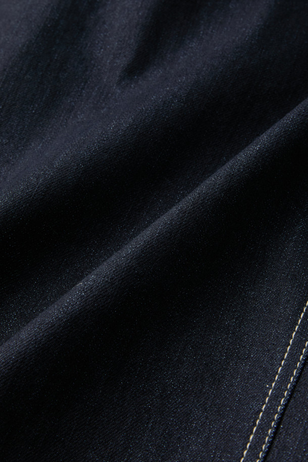 워크 PP 데님 재킷은 워크웨어, 캐주얼, 스트릿 스타일을 아우르는 공용 데님 재킷입니다. 인디고 컬러의 무지 디자인으로, 봄, 가을 계절에 적합하며 스탠다드핏으로 제작되었습니다. 속건 기능과 수납성을 갖춘 트러커 스타일의 재킷으로, 스냅 또는 지퍼로 여밀 수 있습니다. 펜 포켓, 금속 와펜, 벨크로 시스템, 배색 스티치 디테일이 돋보이며 가을 나들이룩에 완벽하게 어울립니다. 긴 소매 기장의 레귤러 기장으로, 데님과 폴리프로필렌 소재를 사용하여 편안함과 활동성을 동시에 제공합니다.
