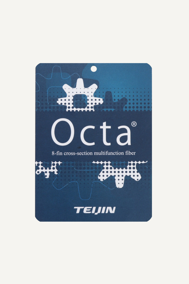 **에센셜 윈터 기모 팬츠 V2 (옥타)**는 워킹과 일상에서 활용하기 좋은 남녀 공용 기모 팬츠입니다. 나일론과 스판덱스 혼방 소재로 제작되어 우수한 신축성과 활동성을 제공하며, 안감에는 보온성이 뛰어난 기모와 TEIJIN OCTA 소재를 사용하여 겨울철에도 따뜻하게 착용할 수 있습니다. 컴포트 핏으로 편안한 착용감을 선사하며, YKK 지퍼, D링 고리, 카고 포켓, 펜슬 홀더, 행거 루프 등 다양한 부가 기능으로 실용성을 높였습니다. 출근룩과 캠핑룩 등 다양한 TPO에 활용 가능하며, 캐주얼, 스포티, 워크웨어 스타일을 모두 아우르는 디자인입니다.
