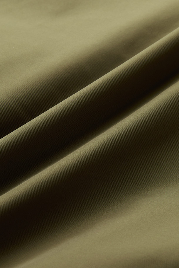 워크 MA-1 패딩 파카 V4는 일상과 워크웨어 스타일을 아우르는 남녀 공용 아우터입니다. 카키와 올리브 두 가지 색상으로 출시되었으며, 가을과 겨울에 따뜻하게 입을 수 있도록 두꺼운 두께감의 폴리에스테르 소재로 제작되었습니다. 컴포트핏으로 편안한 착용감을 제공하며, YKK 2WAY 지퍼, 13개 포켓, 후드 탈부착, 벨크로 시스템, 시보리 디테일, 아일렛 통기성 등 다양한 디테일이 돋보입니다. 생활방수, 방풍, 보온, 통기성 기능으로 실용성을 높였으며, 출근룩, 워크웨어, 스트리트, 미니멀 스타일을 즐겨 입는 분들께 추천합니다.
