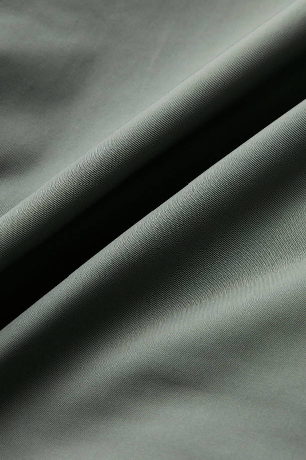 워크 MA-1 패딩 파카 V4는 일상과 워크웨어 스타일을 아우르는 남녀 공용 아우터입니다. 두꺼운 두께감의 폴리에스테르 소재에 안감은 패딩 처리하여 가을, 겨울철 뛰어난 보온성을 제공하며 일상적인 활동은 물론 출근룩으로도 활용 가능합니다. 밀리터리, 스포티 무드를 동시에 느낄 수 있으며, 무지 디자인에 후드 탈부착, YKK 2WAY 지퍼, 13개 포켓 시스템, 벨크로, 시보리, 아일렛 등 다양한 디테일이 돋보입니다. 생활 방수, 방풍 기능으로 외부 환경으로부터 보호하며, 컴포트핏 레귤러 기장으로 편안한 착용감을 선사합니다.
