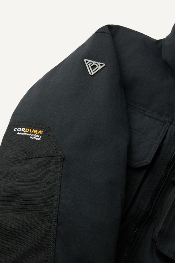 아라미드 쉴드 프리마로프트 워크 패딩 V2는 남성용 겨울 패딩으로, 워크웨어 및 작업복으로 활용하기 좋습니다. 밀리터리 스타일과 스포티한 무드를 동시에 느낄 수 있으며, 무지 패턴의 블랙 컬러로 디자인되었습니다. 뛰어난 보온성과 내구성을 자랑하며, 발수 및 제전 기능을 갖춰 기능성을 높였습니다. PRIMALOFT® SILVER 충전재, 알루미늄 히팅 안감, 9개의 포켓 시스템, D링 고리, 밑단 스트링 조절, 벨크로 시스템 등 다양한 디테일이 돋보입니다. 출근룩, 캠핑룩, 등산룩 등 다양한 TPO에 스포티, 워크웨어, 미니멀 스타일로 활용 가능합니다.
