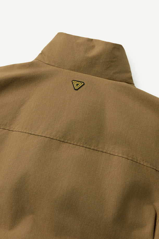 아라미드 쉴드 프리마로프트 워크 패딩 V2는 워크웨어와 일상, 스포티한 스타일을 아우르는 남녀 공용 겨울 아우터입니다. 베이지와 블랙 두 가지 색상으로 출시되었으며, 튼튼한 내구성과 보온성을 위해 아라미드, 코듀라, 프리마로프트 소재를 사용했습니다. 9개의 수납 포켓, D링 고리, 밑단 스트링 조절, 벨크로 시스템, 알루미늄 히팅 안감 등의 디테일이 돋보입니다. 발수 및 내열 기능으로 쾌적함을 더하며, 출근룩, 여행룩, 캠핑룩 등 다양한 TPO에 활용 가능합니다.
