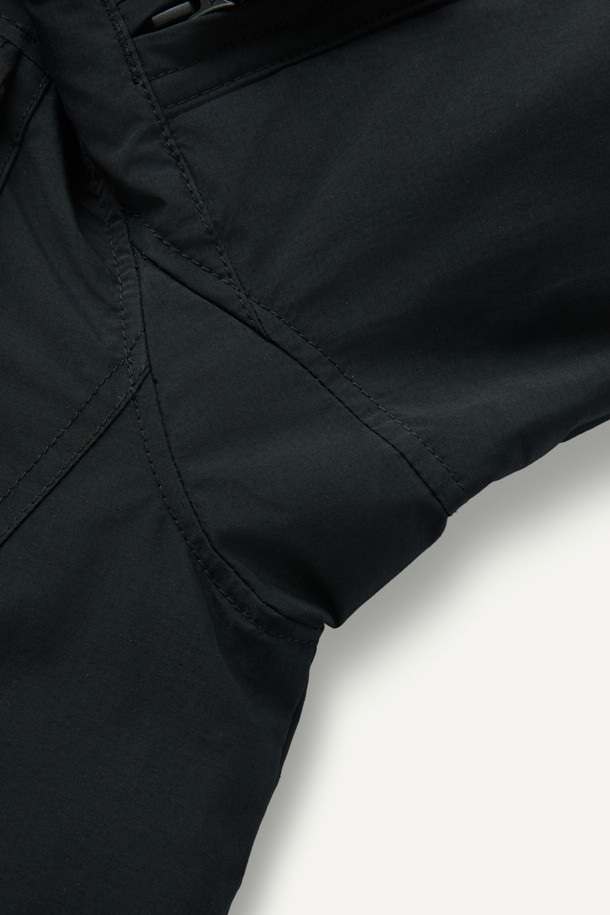 헤비듀티 퍼텍스 프리마로프트 워크 패딩 V3는 혹독한 겨울 날씨에도 끄떡없는 보온성을 제공하는 방한 패딩입니다. 방수, 투습, 보온, 발수, 경량 기능을 갖춘 프리마로프트 충전재와 튼튼한 퍼텍스, 코듀라 소재를 사용하여 제작되었습니다. 총 9개의 넉넉한 포켓과 겨드랑이 액션 분량, 몰리 시스템 적용으로 작업 시 편리함을 더합니다. 밀리터리, 스포티, 워크웨어 스타일을 아우르는 디자인으로 출근룩, 캠핑룩, 등산룩 등 다양한 TPO에 활용 가능합니다. 체열 반사 알루미늄 히팅 안감으로 보온성을 극대화하여 추운 겨울철에도 따뜻하게 활동할 수 있습니다.
