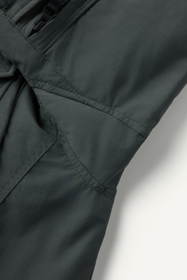 헤비듀티 퍼텍스 프리마로프트 워크 패딩 V3는 겨울철 워크웨어와 아웃도어 활동에 적합한 남성용 패딩입니다. 밀리터리 스타일의 무지 디자인으로, 그린 컬러를 제공합니다. 방수, 투습, 보온, 발수 기능을 갖춘 PERTEX® SHIELD 원단과 PRIMALOFT® SILVER 충전재를 사용하여 뛰어난 기능성을 자랑합니다. 팔꿈치 부분은 코듀라 1000D 원단으로 보강되었으며, 알루미늄 히팅 안감, 9개의 포켓, 몰리 시스템 적용으로 수납력과 활동성을 높였습니다. 스탠다드 핏에 지퍼형 여밈 방식으로 편안하게 착용 가능하며, 캠핑, 등산, 여행 등 다양한 TPO에 고프코어 및 워크웨어 스타일을 연출할 수 있습니다.
