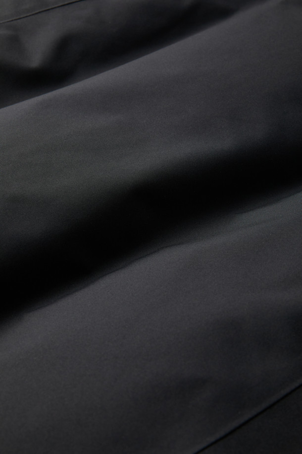 고어텍스 구스 다운 V2는 겨울철 하이킹, 일상, 워킹 등 다양한 활동에 적합한 남녀 공용 아우터입니다. 블랙 색상의 무지 디자인으로 스포티하고 미니멀한 스타일을 연출하며, 레귤러핏과 레귤러 기장으로 편안한 착용감을 제공합니다. 방수, 보온, 발수 기능과 7개의 포켓, 후드 탈부착, 알루미늄 히팅 안감, 내구성 등 뛰어난 기능성을 갖춰 캠핑룩, 등산룩, 출근룩 등 어떤 TPO에도 잘 어울립니다. 고어텍스 소재와 구스 다운 충전재를 사용하여 두꺼운 두께감으로 따뜻함을 극대화했으며, 긴 소매 기장과 지퍼, 스냅 여밈으로 외부의 찬 공기를 효과적으로 차단합니다.
