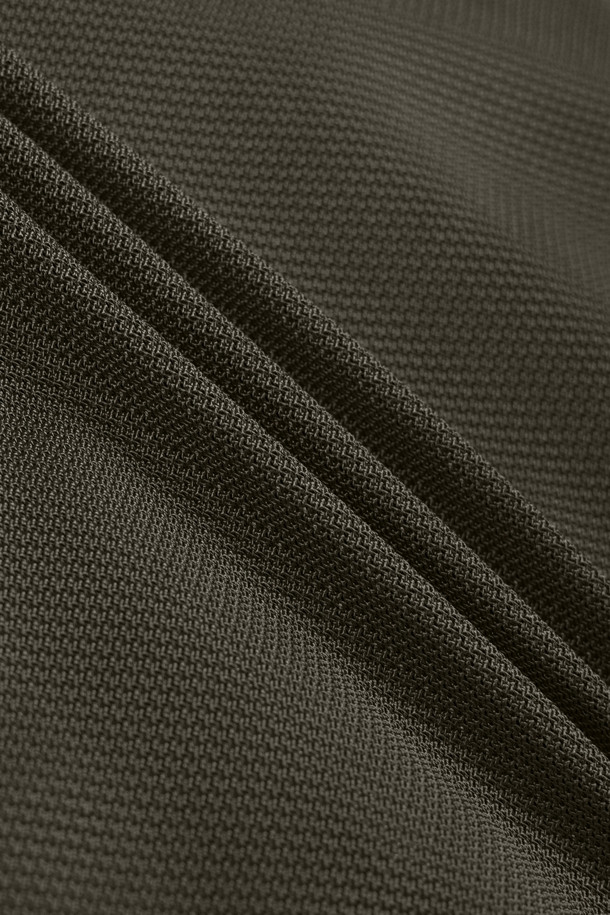 일렉트릭션 베스트는 작업용 또는 일상생활에서 활용 가능한 남성용 베스트입니다. 카키와 블랙 두 가지 색상으로 제공되며, 봄, 여름, 가을 계절에 착용하기 좋습니다. 워크웨어 스타일의 레귤러핏으로 디자인되었으며, 브이넥과 민소매 디자인이 특징입니다. 두꺼운 두께의 도비/메쉬 혼방 소재로 제작되어 뻣뻣한 촉감을 제공하며, 통기성과 수납 기능을 갖췄습니다. 총 12개의 포켓, YKK 스냅/지퍼, 다용도 몰리 시스템, D링 3개, 내구성 강화, 전기공 전용 디자인 등 다양한 특징을 갖춘 실용적인 아이템입니다.
