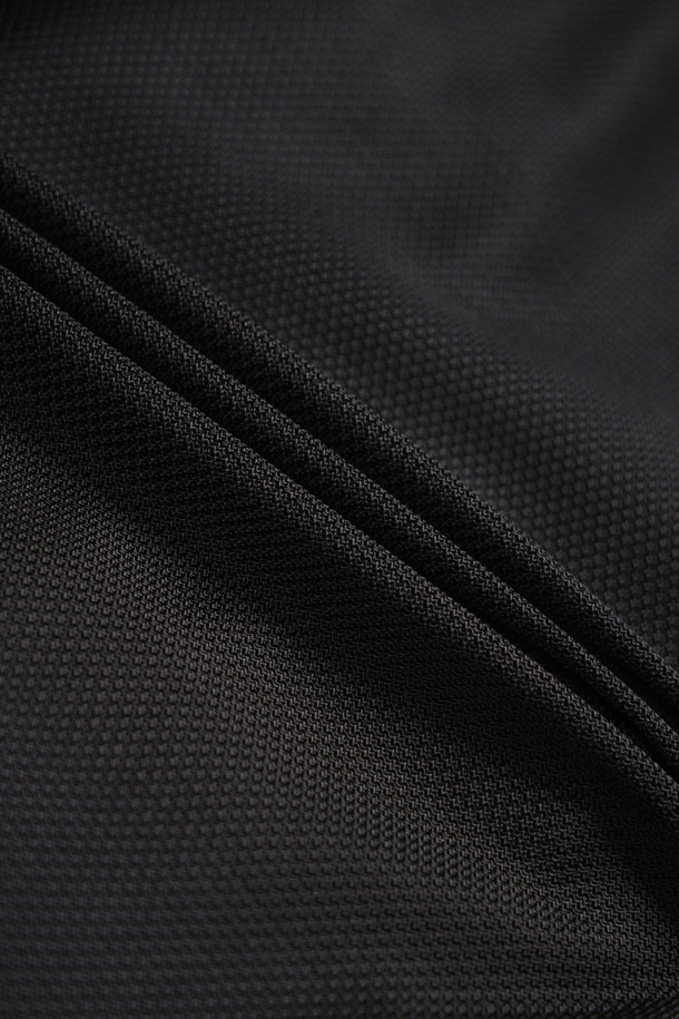 일렉트릭션 베스트는 남성용 워크웨어 스타일의 작업 조끼입니다. 두껍고 뻣뻣한 도비 및 메쉬 소재로 제작되었으며, 사계절 착용이 가능합니다. 총 12개의 포켓과 다용도 몰리 시스템, YKK 스냅/지퍼, D링 3개가 있어 뛰어난 수납력과 실용성을 제공합니다. 전기공 전용 디자인으로 제작되었으며, 브이넥, 레귤러핏, 민소매 디자인이 특징입니다. 출근룩과 워크샵룩, 캐주얼, 미니멀 스타일 연출에 적합하며, 내구성이 뛰어나 작업 환경에서 쾌적함과 편리함을 더합니다.
