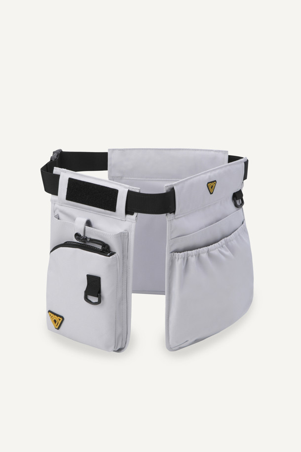 워크 페인터 벨트는 작업 시 편리함을 더하는 실용적인 아이템입니다. 튼튼한 나일론과 폴리에스테르 소재로 제작되어 내구성이 뛰어나며, 작업용, 페인팅, 미장 등 다양한 용도로 활용 가능합니다. 화이트와 블랙 두 가지 색상으로 출시되었으며, 수납, 탈부착, 커스터마이징 기능을 제공합니다. 대형 메인 파우치, 좌/우측 보조 파우치로 넉넉한 수납공간을 확보하고, D링, 벨크로, 와펜 디테일로 포인트를 더했습니다. 40mm 웨빙과 PU 코팅으로 고정력과 내구성을 강화하여 워크웨어, 고프코어, 캐주얼 스타일의 캠핑룩, 가을 나들이룩, 워크샵룩에 잘 어울립니다.
