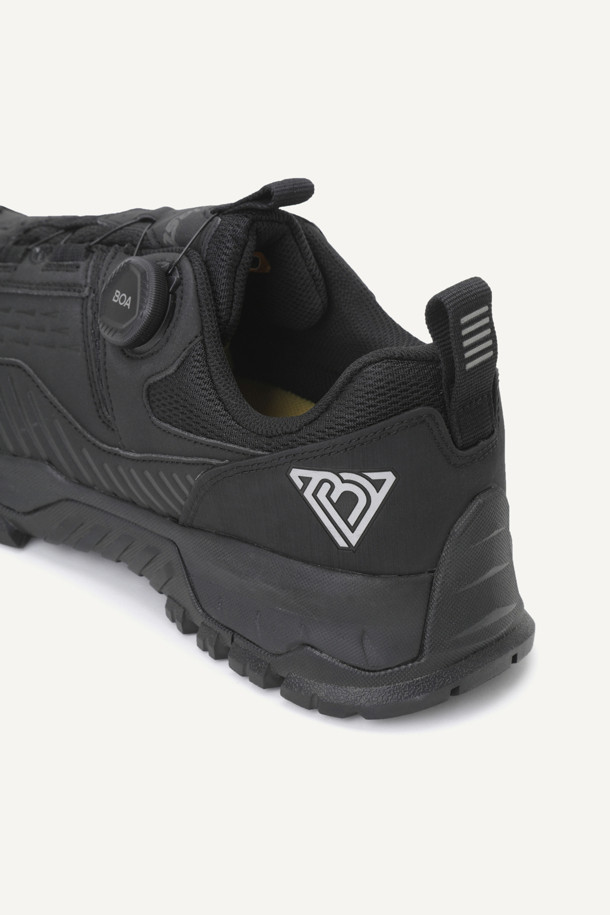 **VAULT ESSENTIAL (볼트 에센셜) 안전화**는 작업용 및 산업용으로 디자인된 남성용 안전화입니다. 블랙 컬러의 이 안전화는 사계절 모두 착용 가능하며, 스틸 토캡으로 앞코를 보호합니다. 신세틱, 메쉬, 러버 소재를 사용하여 제작되었으며, 4인치 굽 높이의 플랫 타입입니다. 14,000V 절연, 미끄럼 방지, BOA L6 시스템, 3겹 방탄지 내답판, 쿠셔닝 PU 인솔, 힐 웨빙 손잡이, 재귀반사 테이프, KCs 인증을 받았으며, 메쉬 안감에 로고 패턴과 BOA 다이얼 신발 여밈을 적용했습니다. 출근룩, 워크샵룩, 워크웨어, 미니멀, 캐주얼 스타일에 잘 어울리는 안전화입니다.
