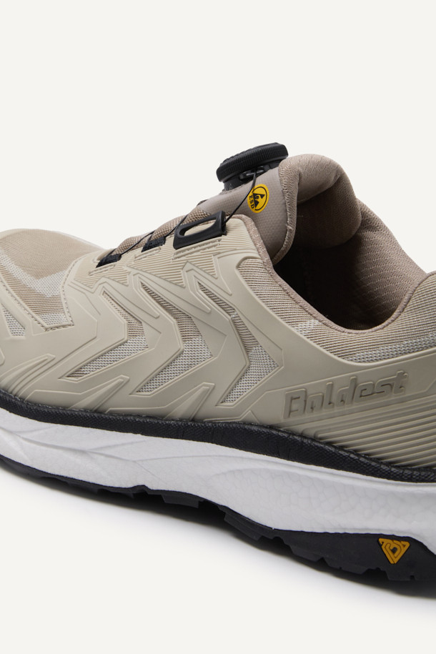 남성 작업용 산업용 안전화, VAPOR SHIELD 441(베이퍼 쉴드 441)입니다. 미니멀하고 워크웨어 스타일의 베이지 컬러로, 출근룩에도 잘 어울립니다. 아라미드 토캡, 메쉬, PU, E-TPU, 러버 소재를 사용하여 내구성과 통기성을 높였으며, EVA 안감으로 편안함을 더했습니다. BOA 시스템으로 편리하게 신고 벗을 수 있으며, 정전기 방지, 미끄럼 방지 기능과 KCs 인증을 획득하여 안전성을 확보했습니다. 충격 흡수, 통기성, 정전기 방지, 미끄럼 방지 등 다양한 기능을 갖춘 사계절용 안전화입니다.
