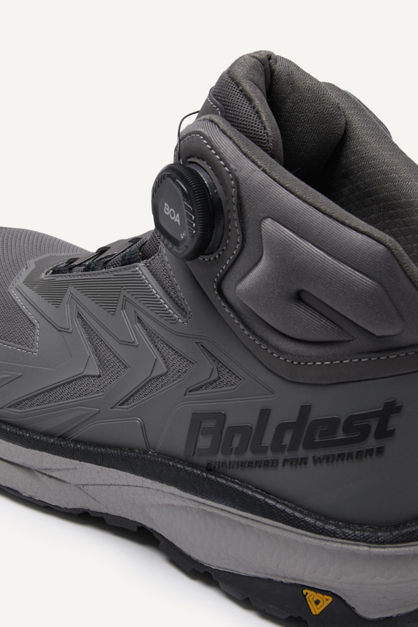 VAPOR SHIELD 541 (베이퍼 쉴드 541) 안전화는 남성 작업자를 위해 디자인된 미드컷 스타일의 안전화입니다. 그레이 컬러의 무지 디자인으로, 작업복과 함께 미니멀하거나 워크웨어 스타일의 출근룩을 연출하기 좋습니다. 메쉬, PU, E-TPU, 러버 소재를 사용하여 통기성과 내구성을 높였으며, 아라미드 토캡과 KCs 인증을 받아 안전성을 확보했습니다. BOA Fit System (보아 핏 시스템)을 적용하여 편안한 착용감을 제공하며, EVA 안감과 쿠션성, 반발탄성, 미끄럼방지 기능으로 작업 시 충격 흡수와 경량성을 경험할 수 있습니다.
