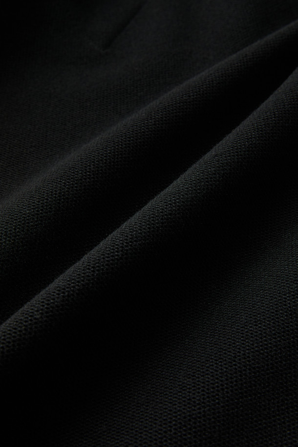 워크 시그니쳐 플리스 재킷 V3는 워크웨어와 일상 착용에 적합한 공용 플리스 재킷입니다. 부드러운 촉감의 플리스 소재와 두꺼운 두께감으로 가을, 겨울철 보온성을 제공하며, 스탠다드핏으로 편안한 착용감을 선사합니다. 블랙 컬러의 무지 디자인에 집업 및 스냅 여밈 방식을 적용하여 실용성을 높였습니다. 코듀라 500D 원단 덧댐, 허니콤 조직 본딩, YKK 스냅/지퍼, 총 6개의 포켓, 겨드랑이 액션분량, 목/소매 접밴드 등의 디테일로 내구성과 방수 기능을 더했습니다. 캐주얼, 스포티, 워크웨어 스타일을 아우르며 겨울 데일리룩, 산책룩, 워크샵룩에 활용하기 좋습니다.
