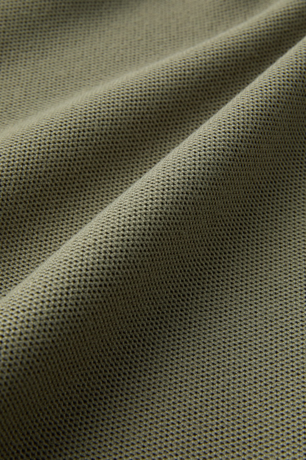 워크 시그니쳐 플리스 재킷 V3는 일상, 워크웨어, 아웃도어 활동에 적합한 플리스 재킷입니다. 카키와 올리브 두 가지 색상으로 출시되었으며, 가을과 겨울에 따뜻하게 착용할 수 있습니다. 부드러운 촉감의 허니콤 조직 본딩 플리스 소재를 사용하고, 내구성을 높이기 위해 코듀라 500D 원단을 덧대었습니다. 스탠다드핏으로 제작되었으며, YKK 스냅/지퍼와 총 6개의 포켓으로 실용성을 더했습니다. 가을 나들이룩, 캠핑룩, 겨울 데일리룩 등 다양한 스타일에 캐주얼, 스포티 무드로 연출하기 좋습니다.
