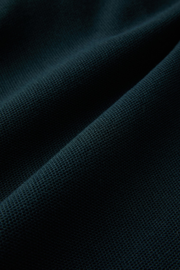 워크 시그니쳐 플리스 재킷 V3는 가을, 겨울 시즌에 따뜻하게 착용할 수 있는 플리스 재킷입니다. 일상, 워크웨어, 아웃도어 활동에 적합하며, 캐주얼, 스포티한 스타일을 연출할 수 있습니다. 부드러운 촉감의 플리스 소재와 내구성이 뛰어난 코듀라 500D 원단 덧댐으로 제작되었습니다. 허니콤 조직 본딩 플리스, YKK 스냅/지퍼, 총 6개의 포켓, 겨드랑이 액션 분량, 목/소매 접밴드 처리 등 다양한 기능성 디테일이 돋보입니다. 스탠다드핏의 블랙 컬러 무지 디자인으로, 겨울 데일리룩, 워크샵룩, 캠핑룩 등 다양한 TPO에 활용하기 좋습니다.
