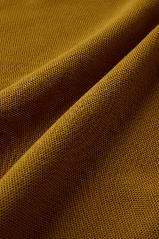 워크 시그니쳐 플리스 재킷 V3는 일상과 워크웨어 스타일을 아우르는 공용 플리스 재킷입니다. 부드러운 촉감의 허니콤 조직 본딩 플리스와 코듀라 500D 원단 덧댐으로 보온, 내구성, 방풍 기능을 갖춰 가을, 겨울철에 착용하기 좋습니다. 스탠다드핏에 지퍼와 스냅 여밈 방식을 적용했으며, 총 6개의 포켓과 겨드랑이 액션 분량, 목/소매 접밴드 처리로 활동성을 높였습니다. 브라운 컬러의 무지 디자인으로 캐주얼, 워크웨어, 스포티한 스타일을 연출할 수 있으며, 겨울 데일리룩, 산책룩, 캠핑룩에 적합합니다.
