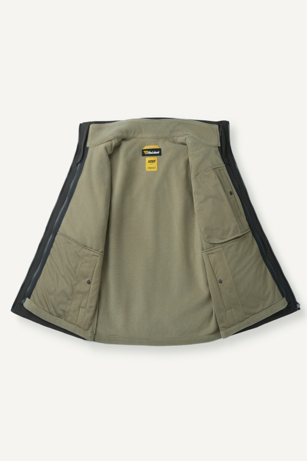 워크 3IN1 트랜스폼 재킷은 일상과 아웃도어 활동에 모두 적합한 공용 아우터입니다. 블랙 컬러의 레귤러핏 재킷으로 스포티하고 캐주얼한 스타일을 연출할 수 있으며, 봄, 가을, 겨울 세 계절 모두 착용 가능합니다. 탈부착 가능한 내피, 방수, 방풍 기능을 갖춰 변덕스러운 날씨에도 끄떡없으며, 보온성까지 뛰어나 실용적입니다. 2L 원단을 사용하여 내구성을 높였으며, 총 10개의 포켓 시스템으로 수납력 또한 훌륭합니다. 등산룩, 캠핑룩, 겨울 데일리룩으로 활용하기 좋으며, 부드러운 촉감과 두꺼운 두께로 편안한 착용감을 선사합니다.
