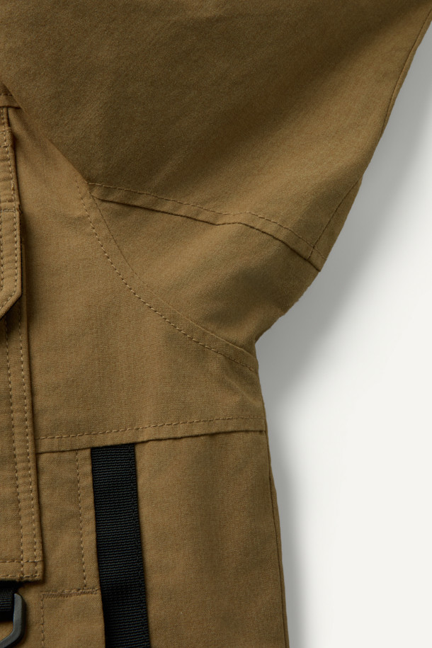 아라미드 쉴드 프리마로프트 워크 패딩 V2는 워크웨어와 일상, 스포티한 스타일을 아우르는 남녀 공용 겨울 아우터입니다. 베이지와 블랙 두 가지 색상으로 출시되었으며, 튼튼한 내구성과 보온성을 위해 아라미드, 코듀라, 프리마로프트 소재를 사용했습니다. 9개의 수납 포켓, D링 고리, 밑단 스트링 조절, 벨크로 시스템, 알루미늄 히팅 안감 등의 디테일이 돋보입니다. 발수 및 내열 기능으로 쾌적함을 더하며, 출근룩, 여행룩, 캠핑룩 등 다양한 TPO에 활용 가능합니다.
