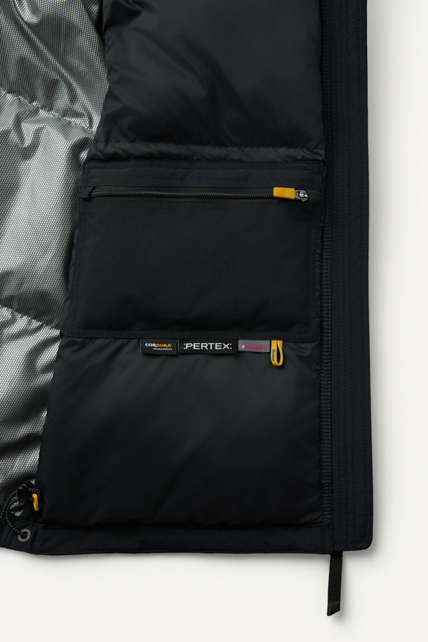 헤비듀티 퍼텍스 프리마로프트 워크 패딩 V3는 혹독한 겨울 날씨에도 끄떡없는 보온성을 제공하는 방한 패딩입니다. 방수, 투습, 보온, 발수, 경량 기능을 갖춘 프리마로프트 충전재와 튼튼한 퍼텍스, 코듀라 소재를 사용하여 제작되었습니다. 총 9개의 넉넉한 포켓과 겨드랑이 액션 분량, 몰리 시스템 적용으로 작업 시 편리함을 더합니다. 밀리터리, 스포티, 워크웨어 스타일을 아우르는 디자인으로 출근룩, 캠핑룩, 등산룩 등 다양한 TPO에 활용 가능합니다. 체열 반사 알루미늄 히팅 안감으로 보온성을 극대화하여 추운 겨울철에도 따뜻하게 활동할 수 있습니다.
