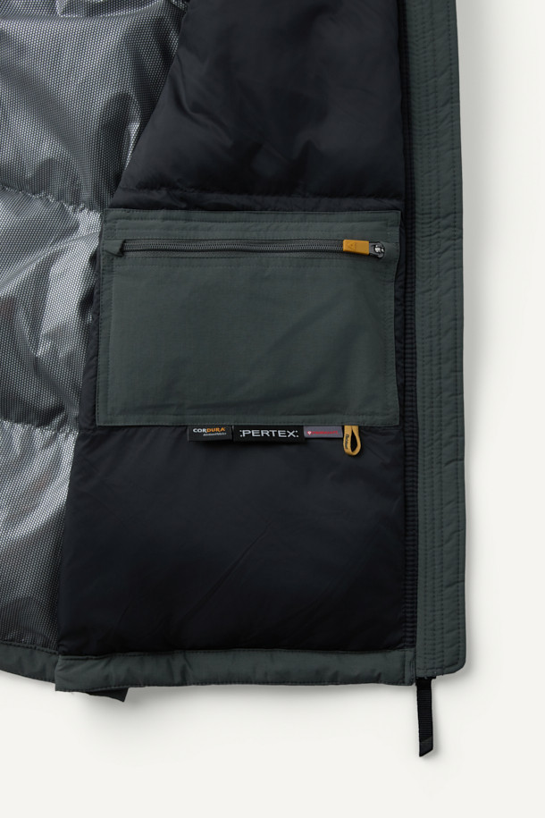 헤비듀티 퍼텍스 프리마로프트 워크 패딩 V3는 겨울철 워크웨어와 아웃도어 활동에 적합한 남성용 패딩입니다. 밀리터리 스타일의 무지 디자인으로, 그린 컬러를 제공합니다. 방수, 투습, 보온, 발수 기능을 갖춘 PERTEX® SHIELD 원단과 PRIMALOFT® SILVER 충전재를 사용하여 뛰어난 기능성을 자랑합니다. 팔꿈치 부분은 코듀라 1000D 원단으로 보강되었으며, 알루미늄 히팅 안감, 9개의 포켓, 몰리 시스템 적용으로 수납력과 활동성을 높였습니다. 스탠다드 핏에 지퍼형 여밈 방식으로 편안하게 착용 가능하며, 캠핑, 등산, 여행 등 다양한 TPO에 고프코어 및 워크웨어 스타일을 연출할 수 있습니다.
