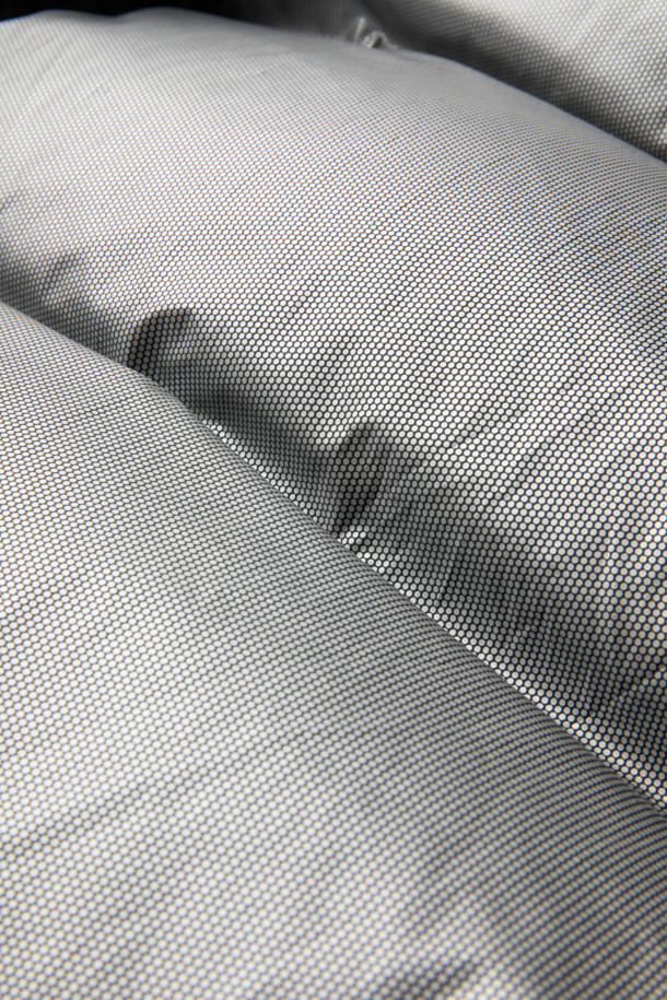 고어텍스 구스 다운 V2는 겨울철 하이킹, 일상, 워킹 등 다양한 활동에 적합한 남녀 공용 아우터입니다. 블랙 색상의 무지 디자인으로 스포티하고 미니멀한 스타일을 연출하며, 레귤러핏과 레귤러 기장으로 편안한 착용감을 제공합니다. 방수, 보온, 발수 기능과 7개의 포켓, 후드 탈부착, 알루미늄 히팅 안감, 내구성 등 뛰어난 기능성을 갖춰 캠핑룩, 등산룩, 출근룩 등 어떤 TPO에도 잘 어울립니다. 고어텍스 소재와 구스 다운 충전재를 사용하여 두꺼운 두께감으로 따뜻함을 극대화했으며, 긴 소매 기장과 지퍼, 스냅 여밈으로 외부의 찬 공기를 효과적으로 차단합니다.
