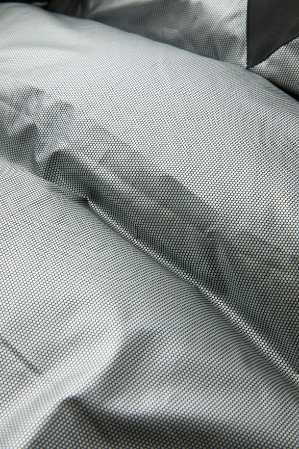 고어텍스 구스 다운 V2는 겨울철 하이킹, 워킹, 일상에서 폭넓게 활용 가능한 방한용 다운자켓입니다. 뛰어난 방수, 방풍 기능을 제공하며, 알루미늄 히팅 안감과 구스다운 충전재를 사용하여 보온성을 극대화했습니다. 후드 탈부착이 가능하며, 7개의 포켓과 YKK 방수 지퍼를 적용하여 수납성과 내구성을 높였습니다. 스포티, 고프코어, 미니멀 스타일을 믹스매치하여 등산룩, 여행룩, 캠핑룩 등 다양한 TPO에 활용할 수 있습니다. 블랙 색상의 레귤러핏 다운자켓으로, 긴소매 기장을 갖추었습니다.
