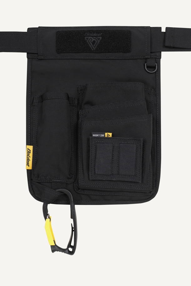 워크 페인터 벨트는 작업용 및 페인팅 작업에 최적화된 실용적인 아이템입니다. 블랙, 화이트 두 가지 색상으로 제공되며, 내구성이 뛰어난 나일론 소재를 사용했습니다. 3개의 파우치로 구성되어 있으며, 대형 메인 파우치, 좌/우측 보조 파우치로 넉넉한 수납공간을 제공합니다. 벨크로형 잠금 방식으로 간편하게 탈부착 가능하며, 고정력을 강화한 벨크로와 D링, 와펜 디자인으로 실용성과 스타일을 모두 갖췄습니다. 전면 및 후면 착용이 가능하며, 파우치 탈부착 및 사이즈 조절이 용이하여 워크샵룩, 출근룩과 같은 워크웨어, 캐주얼, 미니멀 스타일을 연출하기 좋습니다. 페인터 전용 툴을 최적화하여 작업 효율을 높여줍니다.
