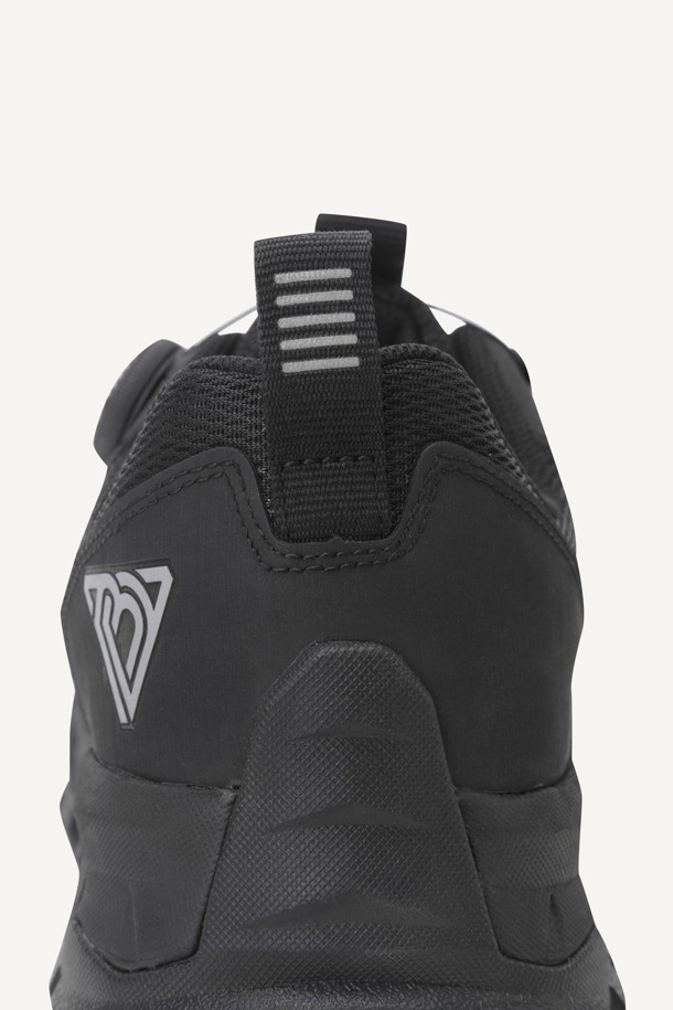 **VAULT ESSENTIAL (볼트 에센셜) 안전화**는 작업용 및 산업용으로 디자인된 남성용 안전화입니다. 블랙 컬러의 이 안전화는 사계절 모두 착용 가능하며, 스틸 토캡으로 앞코를 보호합니다. 신세틱, 메쉬, 러버 소재를 사용하여 제작되었으며, 4인치 굽 높이의 플랫 타입입니다. 14,000V 절연, 미끄럼 방지, BOA L6 시스템, 3겹 방탄지 내답판, 쿠셔닝 PU 인솔, 힐 웨빙 손잡이, 재귀반사 테이프, KCs 인증을 받았으며, 메쉬 안감에 로고 패턴과 BOA 다이얼 신발 여밈을 적용했습니다. 출근룩, 워크샵룩, 워크웨어, 미니멀, 캐주얼 스타일에 잘 어울리는 안전화입니다.
