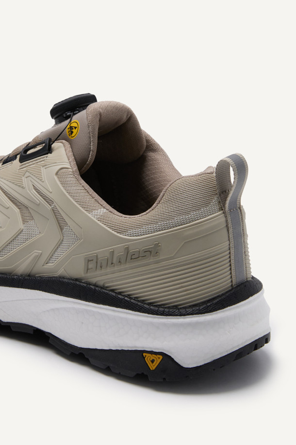 남성 작업용 산업용 안전화, VAPOR SHIELD 441(베이퍼 쉴드 441)입니다. 미니멀하고 워크웨어 스타일의 베이지 컬러로, 출근룩에도 잘 어울립니다. 아라미드 토캡, 메쉬, PU, E-TPU, 러버 소재를 사용하여 내구성과 통기성을 높였으며, EVA 안감으로 편안함을 더했습니다. BOA 시스템으로 편리하게 신고 벗을 수 있으며, 정전기 방지, 미끄럼 방지 기능과 KCs 인증을 획득하여 안전성을 확보했습니다. 충격 흡수, 통기성, 정전기 방지, 미끄럼 방지 등 다양한 기능을 갖춘 사계절용 안전화입니다.
