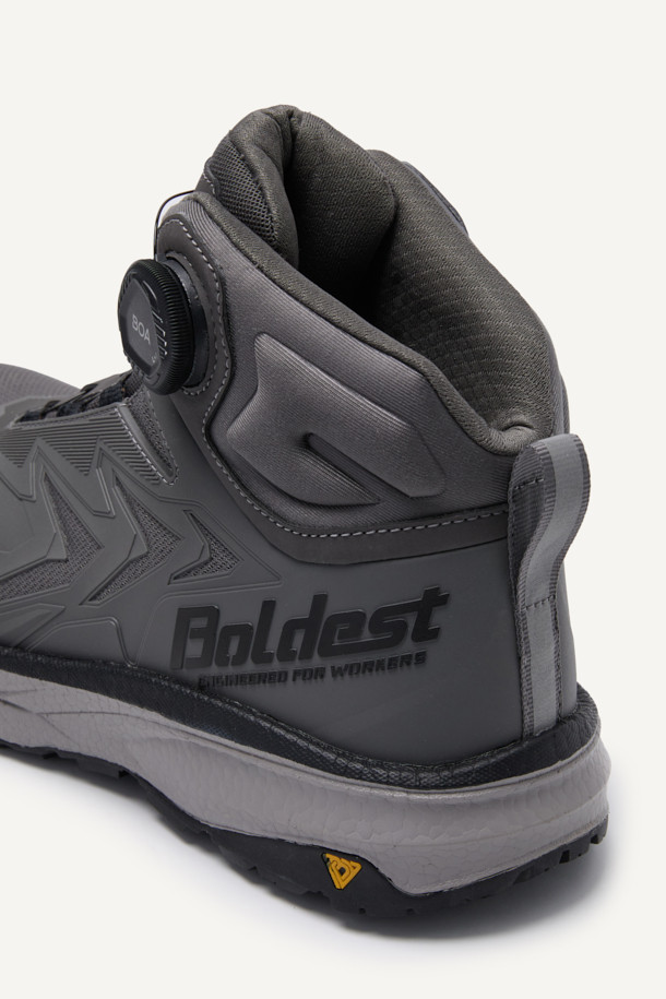 VAPOR SHIELD 541 (베이퍼 쉴드 541) 안전화는 남성 작업자를 위해 디자인된 미드컷 스타일의 안전화입니다. 그레이 컬러의 무지 디자인으로, 작업복과 함께 미니멀하거나 워크웨어 스타일의 출근룩을 연출하기 좋습니다. 메쉬, PU, E-TPU, 러버 소재를 사용하여 통기성과 내구성을 높였으며, 아라미드 토캡과 KCs 인증을 받아 안전성을 확보했습니다. BOA Fit System (보아 핏 시스템)을 적용하여 편안한 착용감을 제공하며, EVA 안감과 쿠션성, 반발탄성, 미끄럼방지 기능으로 작업 시 충격 흡수와 경량성을 경험할 수 있습니다.
