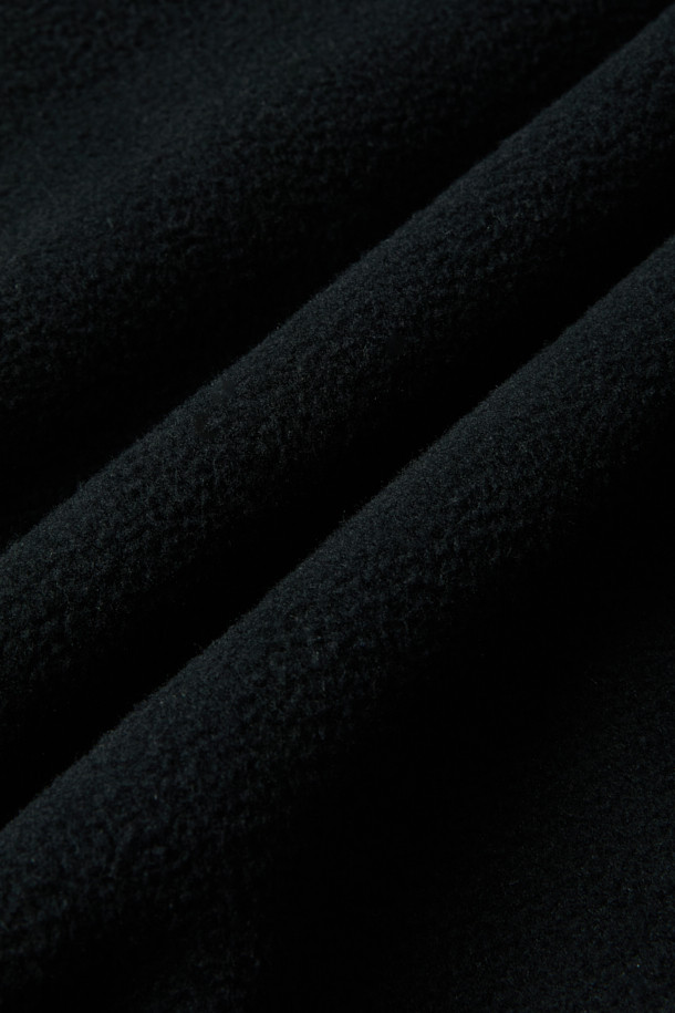 워크 3IN1 트랜스폼 재킷은 아웃도어 활동과 일상생활 모두에 적합한 남녀 공용 아우터입니다. 블랙 색상의 무지 디자인으로, 스포티하면서도 캐주얼한 스타일을 연출합니다. 봄, 가을에 적합하며, 2L 원단을 사용하여 방수, 방풍, 보온 기능을 갖췄습니다. 탈부착 가능한 내피와 총 10개의 포켓 시스템이 특징이며, 여행, 등산, 캠핑룩과 고프코어 스타일을 완성합니다. 부드러운 촉감의 두꺼운 두께감으로 편안한 착용감을 선사하는 레귤러핏 긴소매 집업 재킷입니다.
