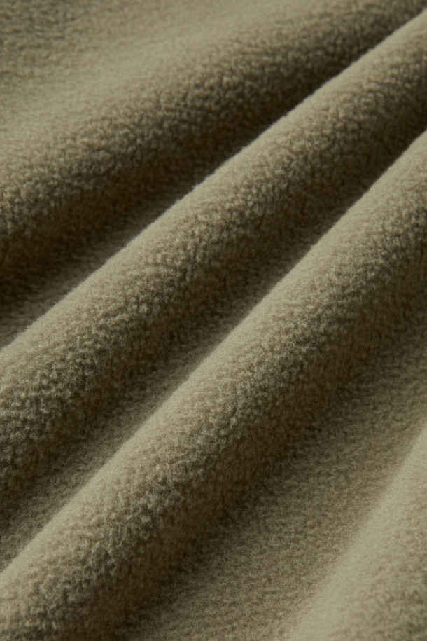 워크 3IN1 트랜스폼 재킷은 일상과 아웃도어 활동에 모두 적합한 공용 아우터입니다. 블랙 컬러의 레귤러핏 재킷으로 스포티하고 캐주얼한 스타일을 연출할 수 있으며, 봄, 가을, 겨울 세 계절 모두 착용 가능합니다. 탈부착 가능한 내피, 방수, 방풍 기능을 갖춰 변덕스러운 날씨에도 끄떡없으며, 보온성까지 뛰어나 실용적입니다. 2L 원단을 사용하여 내구성을 높였으며, 총 10개의 포켓 시스템으로 수납력 또한 훌륭합니다. 등산룩, 캠핑룩, 겨울 데일리룩으로 활용하기 좋으며, 부드러운 촉감과 두꺼운 두께로 편안한 착용감을 선사합니다.
