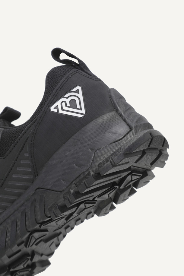 **VAULT ESSENTIAL (볼트 에센셜) 안전화**는 작업용 및 산업용으로 디자인된 남성용 안전화입니다. 블랙 컬러의 이 안전화는 사계절 모두 착용 가능하며, 스틸 토캡으로 앞코를 보호합니다. 신세틱, 메쉬, 러버 소재를 사용하여 제작되었으며, 4인치 굽 높이의 플랫 타입입니다. 14,000V 절연, 미끄럼 방지, BOA L6 시스템, 3겹 방탄지 내답판, 쿠셔닝 PU 인솔, 힐 웨빙 손잡이, 재귀반사 테이프, KCs 인증을 받았으며, 메쉬 안감에 로고 패턴과 BOA 다이얼 신발 여밈을 적용했습니다. 출근룩, 워크샵룩, 워크웨어, 미니멀, 캐주얼 스타일에 잘 어울리는 안전화입니다.
