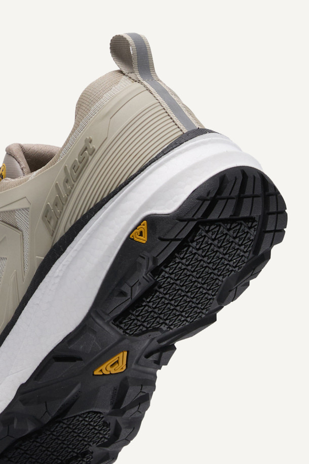 남성 작업용 산업용 안전화, VAPOR SHIELD 441(베이퍼 쉴드 441)입니다. 미니멀하고 워크웨어 스타일의 베이지 컬러로, 출근룩에도 잘 어울립니다. 아라미드 토캡, 메쉬, PU, E-TPU, 러버 소재를 사용하여 내구성과 통기성을 높였으며, EVA 안감으로 편안함을 더했습니다. BOA 시스템으로 편리하게 신고 벗을 수 있으며, 정전기 방지, 미끄럼 방지 기능과 KCs 인증을 획득하여 안전성을 확보했습니다. 충격 흡수, 통기성, 정전기 방지, 미끄럼 방지 등 다양한 기능을 갖춘 사계절용 안전화입니다.
