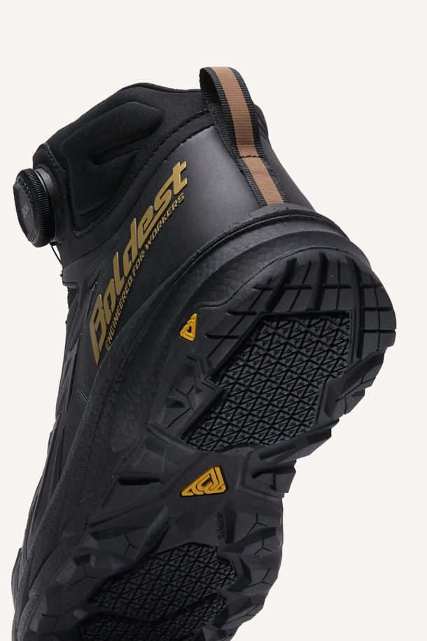 VAPOR SHIELD 541 (베이퍼 쉴드 541)은 남성용 워크부츠입니다. 블랙 컬러의 무지 디자인으로, 출근룩과 캠핑룩, 워크웨어, 미니멀, 캐주얼 스타일에 적합합니다. 아라미드 토캡, 메쉬, PU, E-TPU, 러버 소재를 사용하여 제작되었으며, BOA Fit System (보아 핏 시스템)을 적용하여 편리한 착용감을 제공합니다. E-TPU 미드솔, 논슬립 러버 아웃솔, 2.4mm 내답판, 탄성 EVA 허니콤 인솔을 통해 통기성, 내구성, 쿠션성, 반발 탄성, 미끄럼 방지 기능을 갖추었습니다. 사계절 모두 착용 가능하며, 작업 및 워킹에 적합한 기능을 제공합니다.
