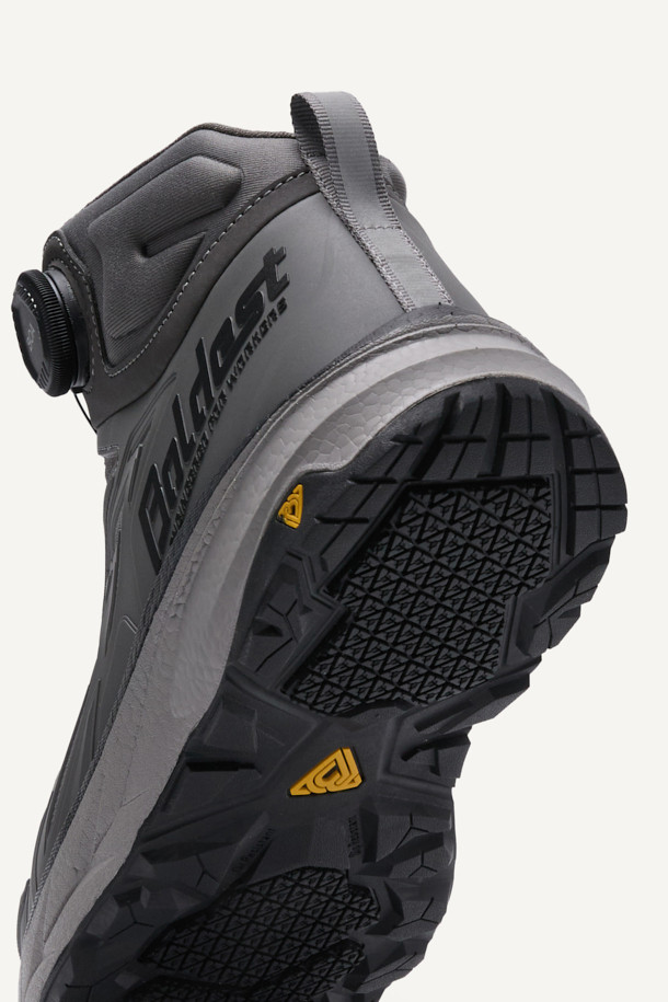 VAPOR SHIELD 541 (베이퍼 쉴드 541) 안전화는 남성 작업자를 위해 디자인된 미드컷 스타일의 안전화입니다. 그레이 컬러의 무지 디자인으로, 작업복과 함께 미니멀하거나 워크웨어 스타일의 출근룩을 연출하기 좋습니다. 메쉬, PU, E-TPU, 러버 소재를 사용하여 통기성과 내구성을 높였으며, 아라미드 토캡과 KCs 인증을 받아 안전성을 확보했습니다. BOA Fit System (보아 핏 시스템)을 적용하여 편안한 착용감을 제공하며, EVA 안감과 쿠션성, 반발탄성, 미끄럼방지 기능으로 작업 시 충격 흡수와 경량성을 경험할 수 있습니다.
