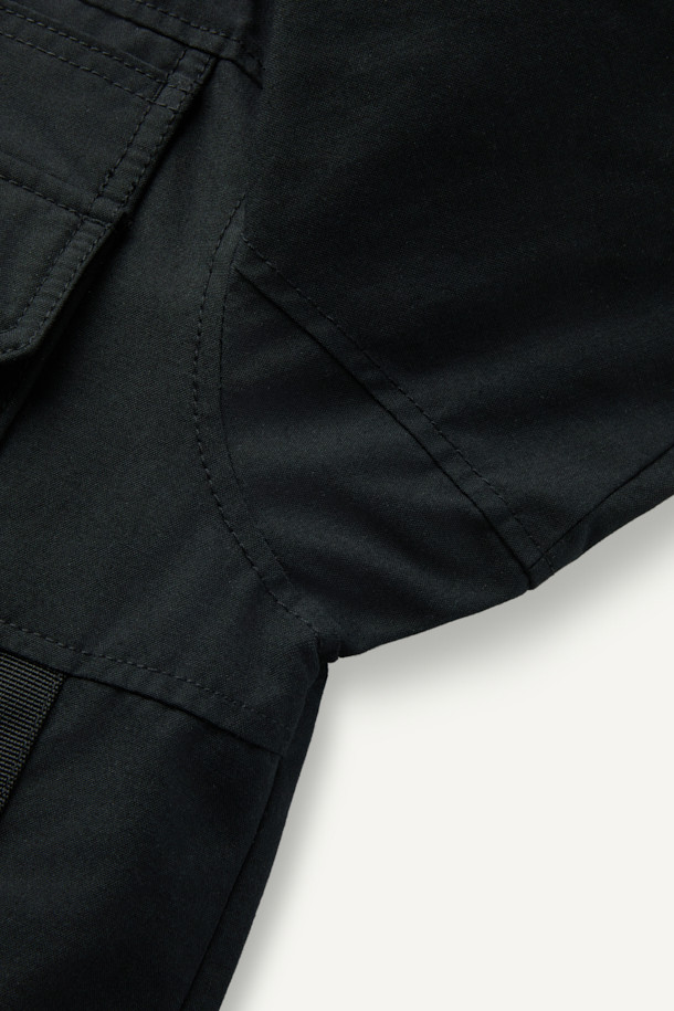 아라미드 쉴드 프리마로프트 워크 패딩 V2는 남성용 겨울 패딩으로, 워크웨어 및 작업복으로 활용하기 좋습니다. 밀리터리 스타일과 스포티한 무드를 동시에 느낄 수 있으며, 무지 패턴의 블랙 컬러로 디자인되었습니다. 뛰어난 보온성과 내구성을 자랑하며, 발수 및 제전 기능을 갖춰 기능성을 높였습니다. PRIMALOFT® SILVER 충전재, 알루미늄 히팅 안감, 9개의 포켓 시스템, D링 고리, 밑단 스트링 조절, 벨크로 시스템 등 다양한 디테일이 돋보입니다. 출근룩, 캠핑룩, 등산룩 등 다양한 TPO에 스포티, 워크웨어, 미니멀 스타일로 활용 가능합니다.
