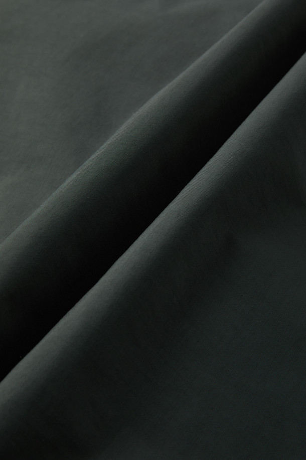 헤비듀티 퍼텍스 프리마로프트 워크 패딩 V3는 겨울철 워크웨어와 아웃도어 활동에 적합한 남성용 패딩입니다. 밀리터리 스타일의 무지 디자인으로, 그린 컬러를 제공합니다. 방수, 투습, 보온, 발수 기능을 갖춘 PERTEX® SHIELD 원단과 PRIMALOFT® SILVER 충전재를 사용하여 뛰어난 기능성을 자랑합니다. 팔꿈치 부분은 코듀라 1000D 원단으로 보강되었으며, 알루미늄 히팅 안감, 9개의 포켓, 몰리 시스템 적용으로 수납력과 활동성을 높였습니다. 스탠다드 핏에 지퍼형 여밈 방식으로 편안하게 착용 가능하며, 캠핑, 등산, 여행 등 다양한 TPO에 고프코어 및 워크웨어 스타일을 연출할 수 있습니다.
