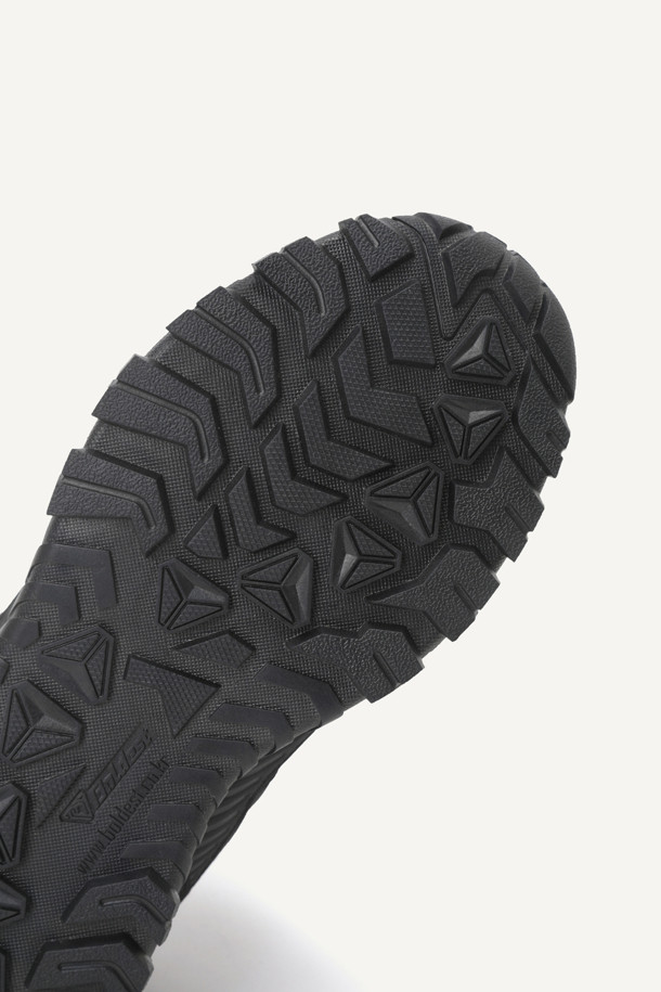 **VAULT ESSENTIAL (볼트 에센셜) 안전화**는 작업용 및 산업용으로 디자인된 남성용 안전화입니다. 블랙 컬러의 이 안전화는 사계절 모두 착용 가능하며, 스틸 토캡으로 앞코를 보호합니다. 신세틱, 메쉬, 러버 소재를 사용하여 제작되었으며, 4인치 굽 높이의 플랫 타입입니다. 14,000V 절연, 미끄럼 방지, BOA L6 시스템, 3겹 방탄지 내답판, 쿠셔닝 PU 인솔, 힐 웨빙 손잡이, 재귀반사 테이프, KCs 인증을 받았으며, 메쉬 안감에 로고 패턴과 BOA 다이얼 신발 여밈을 적용했습니다. 출근룩, 워크샵룩, 워크웨어, 미니멀, 캐주얼 스타일에 잘 어울리는 안전화입니다.
