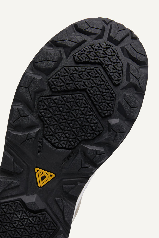 남성 작업용 산업용 안전화, VAPOR SHIELD 441(베이퍼 쉴드 441)입니다. 미니멀하고 워크웨어 스타일의 베이지 컬러로, 출근룩에도 잘 어울립니다. 아라미드 토캡, 메쉬, PU, E-TPU, 러버 소재를 사용하여 내구성과 통기성을 높였으며, EVA 안감으로 편안함을 더했습니다. BOA 시스템으로 편리하게 신고 벗을 수 있으며, 정전기 방지, 미끄럼 방지 기능과 KCs 인증을 획득하여 안전성을 확보했습니다. 충격 흡수, 통기성, 정전기 방지, 미끄럼 방지 등 다양한 기능을 갖춘 사계절용 안전화입니다.
